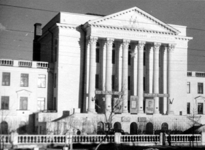 Воронежский строительный институт с плакатами Сталина показали на снимке Воронежский строительный институт с плакатами Сталина показали на снимке