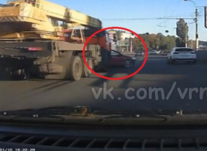 На видео попало, как фура толкнула легковушку под кран в Воронеже На видео попало, как фура толкнула легковушку под кран в Воронеже