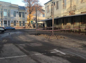 В центре Воронежа ликвидировали прорыв с фонтанами из-под асфальта В центре Воронежа ликвидировали прорыв с фонтанами из-под асфальта