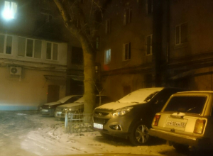 Воронежцы разыскивают неадеквата, выламывающего автодворники Воронежцы разыскивают неадеквата, выламывающего автодворники