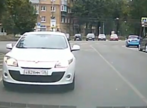 Дерзкое требование нарушителя в центре Воронежа попало на видео Дерзкое требование нарушителя в центре Воронежа попало на видео