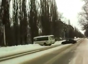 Воронежцы сняли на видео, как ПАЗик улетает в кювет Воронежцы сняли на видео, как ПАЗик улетает в кювет