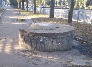 Торчащий посреди тротуара «дзот» показали на видео в Воронеже Торчащий посреди тротуара «дзот» показали на видео в Воронеже