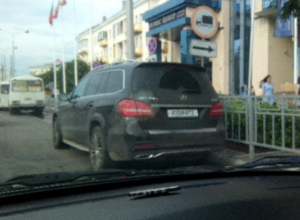 Мажор на Mercedes спрятал номера под культурной надписью в Воронеже Мажор на Mercedes спрятал номера под культурной надписью в Воронеже