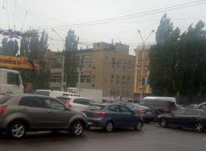 Неработающий светофор вынудил воронежцев встать в пробку Неработающий светофор вынудил воронежцев встать в пробку