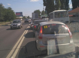 Громадная пробка в Воронеже вынуждает водителей проводить в ней по несколько часов Громадная пробка в Воронеже вынуждает водителей проводить в ней по несколько часов