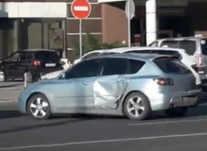 Хитрый маневр Mazda через «сплошную» в центре Воронежа попал на видео Хитрый маневр Mazda через «сплошную» в центре Воронежа попал на видео