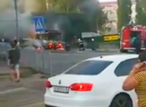Горящий маршрутный ПАЗик на Степана Разина в Воронеже попал на видео Горящий маршрутный ПАЗик на Степана Разина в Воронеже попал на видео