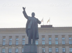 На общегородском субботнике в Воронеже коммунисты хотят «вылизать» памятник Ленину На общегородском субботнике в Воронеже коммунисты хотят «вылизать» памятник Ленину