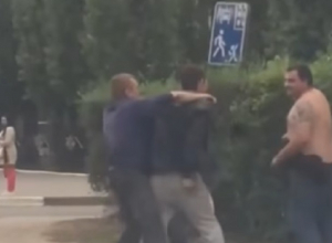 Нелепая драка мужчин попала на видео в Воронеже Нелепая драка мужчин попала на видео в Воронеже