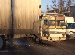В Воронеже прицеп фуры разворотил маршрутный ПАЗик В Воронеже прицеп фуры разворотил маршрутный ПАЗик
