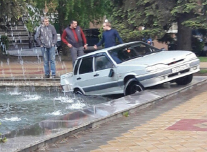 ВАЗ улетел в фонтан в центре Воронежа после столкновения с автобусом ВАЗ улетел в фонтан в центре Воронежа после столкновения с автобусом