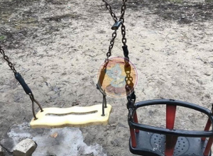 В Воронеже качели на детской площадке сковали замком В Воронеже качели на детской площадке сковали замком
