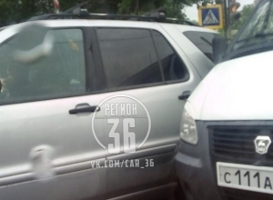 Воронежцы встали в двухкилометровый затор на Крестах Воронежцы встали в двухкилометровый затор на Крестах