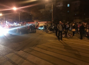 Опубликованы снимки с места столкновения байка с иномаркой в центре Воронежа Опубликованы снимки с места столкновения байка с иномаркой в центре Воронежа