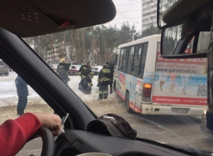 В Воронеже маршрутка сбила двух пешеходов В Воронеже маршрутка сбила двух пешеходов