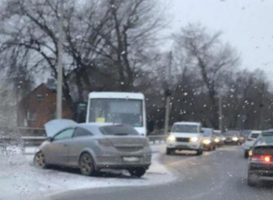 В Воронеже ДТП с маршруткой перегородило дорогу В Воронеже ДТП с маршруткой перегородило дорогу