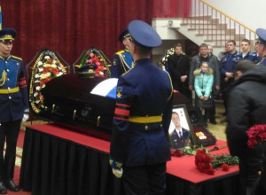 Воронежцев пустили к гробу с телом погибшего в Сирии летчика Воронежцев пустили к гробу с телом погибшего в Сирии летчика