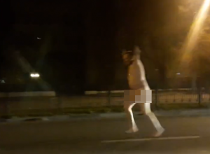 Голый мужик устроил страстный забег в центре Воронежа Голый мужик устроил страстный забег в центре Воронежа