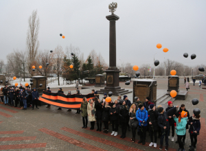 На День героев Отечества воронежские школьники выпустили в небо полсотни воздушных шаров На День героев Отечества воронежские школьники выпустили в небо полсотни воздушных шаров
