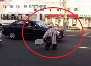 Неадекватный инвалид с ампутированными ногами бросался под колеса авто в Воронеже и попал на видео Неадекватный инвалид с ампутированными ногами бросался под колеса авто в Воронеже и попал на видео