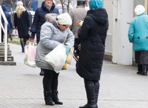 Воронежцев встревожили женщины, раздающие на улице церковные свечи Воронежцев встревожили женщины, раздающие на улице церковные свечи