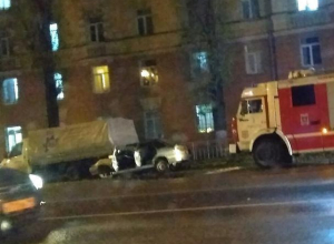 Водитель ВАЗ протаранил в Воронеже три припаркованные машины и остался невредим Водитель ВАЗ протаранил в Воронеже три припаркованные машины и остался невредим
