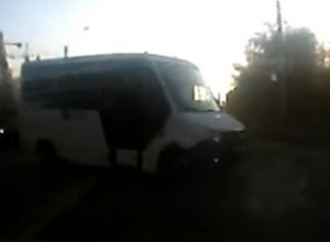 Отмороженный маршрутчик на дороге в Воронеже попал на видео Отмороженный маршрутчик на дороге в Воронеже попал на видео