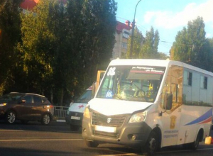 На видео попали пугающие последствия наезда маршрутки на пешехода в Воронеже На видео попали пугающие последствия наезда маршрутки на пешехода в Воронеже