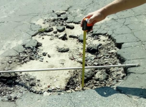 Воронежцы боятся остаться без дороги из-за расползающихся ям Воронежцы боятся остаться без дороги из-за расползающихся ям