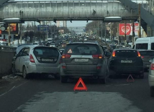 В Воронеже тройное ДТП спровоцировало пробку на Московском проспекте В Воронеже тройное ДТП спровоцировало пробку на Московском проспекте