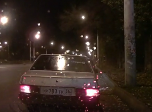 Нелепое вождение привело к курьезной аварии в Воронеже Нелепое вождение привело к курьезной аварии в Воронеже