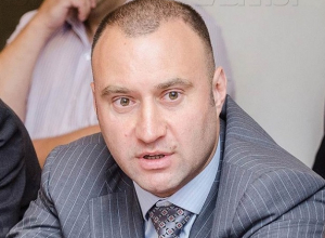 Одна из богатейших женщин России одевает самого бедного воронежского депутата Одна из богатейших женщин России одевает самого бедного воронежского депутата