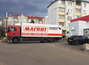 Воронежцы не могут попасть домой из-за фуры известного супермаркета Воронежцы не могут попасть домой из-за фуры известного супермаркета