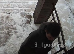 В Воронеже ищут парня, справляющего нужду в мусорные баки В Воронеже ищут парня, справляющего нужду в мусорные баки