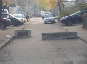 Бетонную защиту двора от снующих автомобилистов показали в Воронеже Бетонную защиту двора от снующих автомобилистов показали в Воронеже