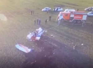 Появилось видео с места крушения самолета на границе с Воронежской областью Появилось видео с места крушения самолета на границе с Воронежской областью