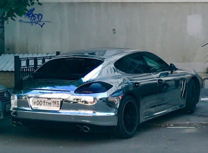 Роскошный хромированный Porsche заметили на дорогах Воронежа Роскошный хромированный Porsche заметили на дорогах Воронежа