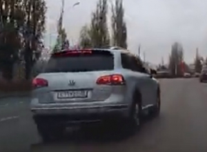 Редкостного автохама на элитном внедорожники сняли на видео в Воронеже Редкостного автохама на элитном внедорожники сняли на видео в Воронеже