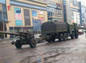 БТР и гаубицы встали в пробке в центре Воронежа БТР и гаубицы встали в пробке в центре Воронежа