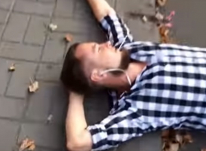 На видео попало, как пьяный хипстер отдыхает на дороге в Воронеже На видео попало, как пьяный хипстер отдыхает на дороге в Воронеже