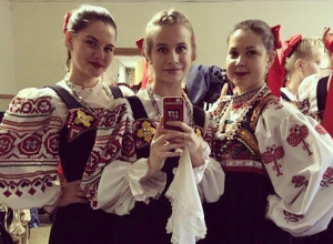 Красавицы из ансамбля «Черноземочка» покорили воронежцев селфи Красавицы из ансамбля «Черноземочка» покорили воронежцев селфи
