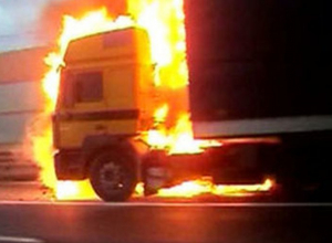 В Воронеже поздним вечером сгорела фура Volvo В Воронеже поздним вечером сгорела фура Volvo