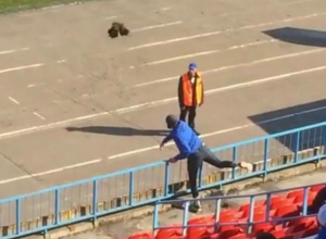 Живого петуха бросили в тренера на матче воронежского «Факела» Живого петуха бросили в тренера на матче воронежского «Факела»