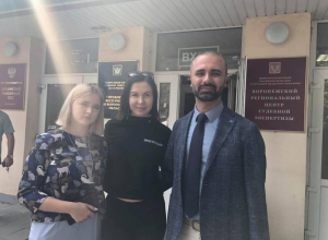 В Воронеже подозреваемую в мошенничестве бизнесвумен отпустили из ИВС домой В Воронеже подозреваемую в мошенничестве бизнесвумен отпустили из ИВС домой