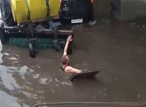 Экстремальная чистка ливневки в трусах попала на видео в Воронеже Экстремальная чистка ливневки в трусах попала на видео в Воронеже