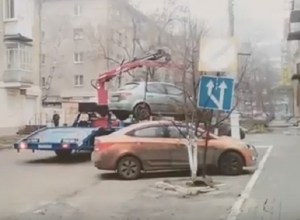 В Воронеже сняли, как эвакуатор переставил неправильно припаркованный автомобиль В Воронеже сняли, как эвакуатор переставил неправильно припаркованный автомобиль