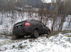 Воронежец запечатлел, как на левом берегу города «Приора» улетела в кювет Воронежец запечатлел, как на левом берегу города «Приора» улетела в кювет