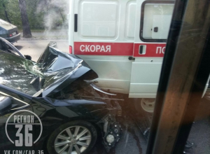 Неадекватный автомобилист снёс машину «скорой» в элитном районе под Воронежем Неадекватный автомобилист снёс машину «скорой» в элитном районе под Воронежем