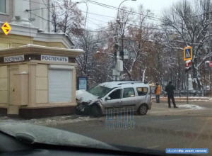 «Лада» протаранила киоск после столкновения с автобусом в центре Воронежа «Лада» протаранила киоск после столкновения с автобусом в центре Воронежа